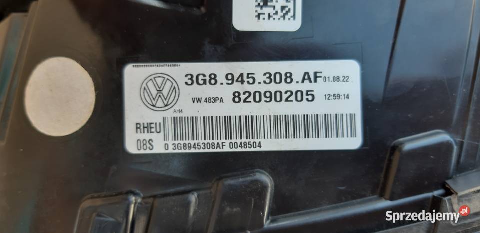 VW ARTEON LIFT LAMPA PRAWY TYŁ W KLAPĘ PRAWA Bieleń