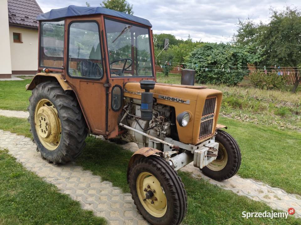 Traktor URSUS C330 z kabiną w jednych rękach Michów