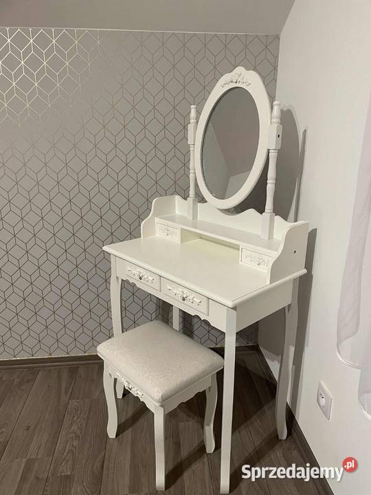 Biała toaletka w zestawie z taboretem Zręcin