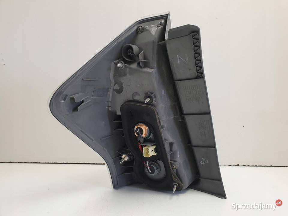 LAMPA PRAWA Toyota Prius V TYLNIA TYLNA prawy Rudka