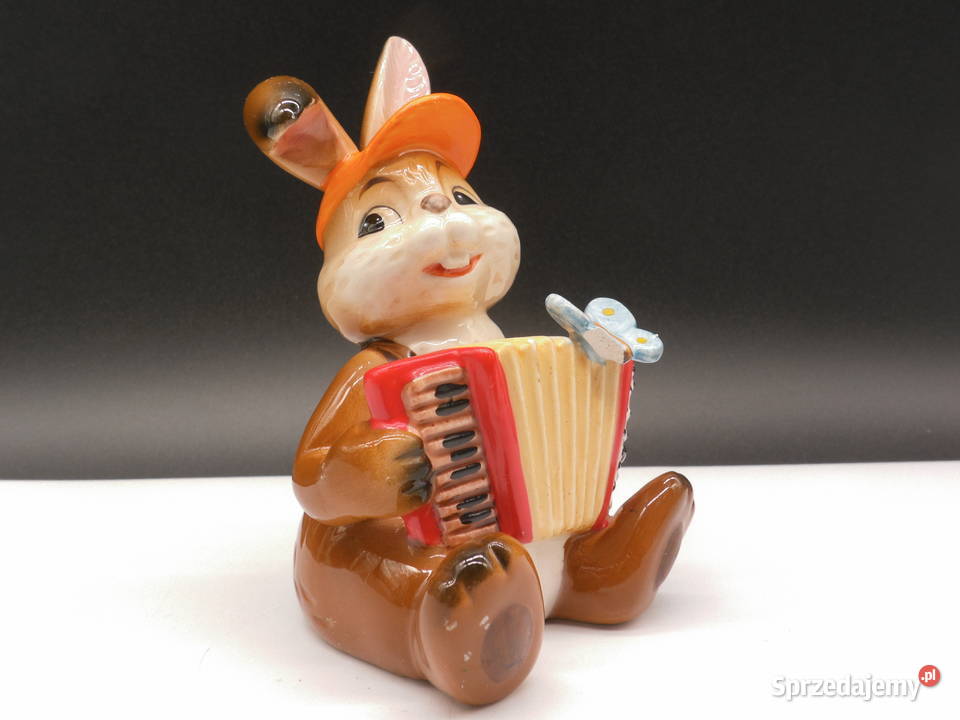 Figurka królika grającego na akordeonie marki