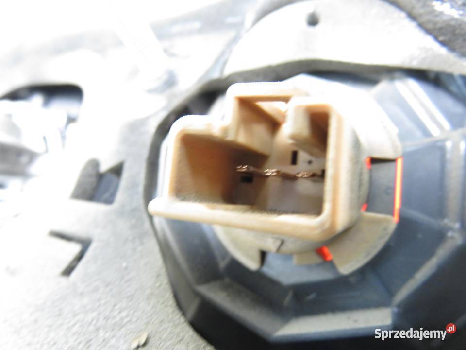 LAMPA PRAWA TYLNA TOYOTA AVENSIS VERSO