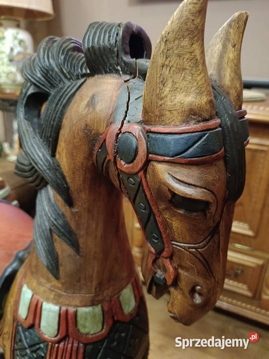 Stary duży rzeźbiony koń na biegunach