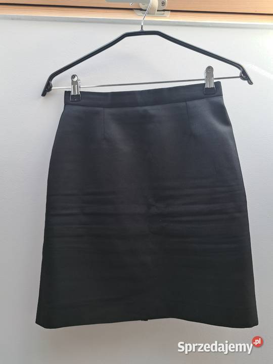 Czarna klasyczna spódnica damska Na szelkach  Trąbki Wielkie