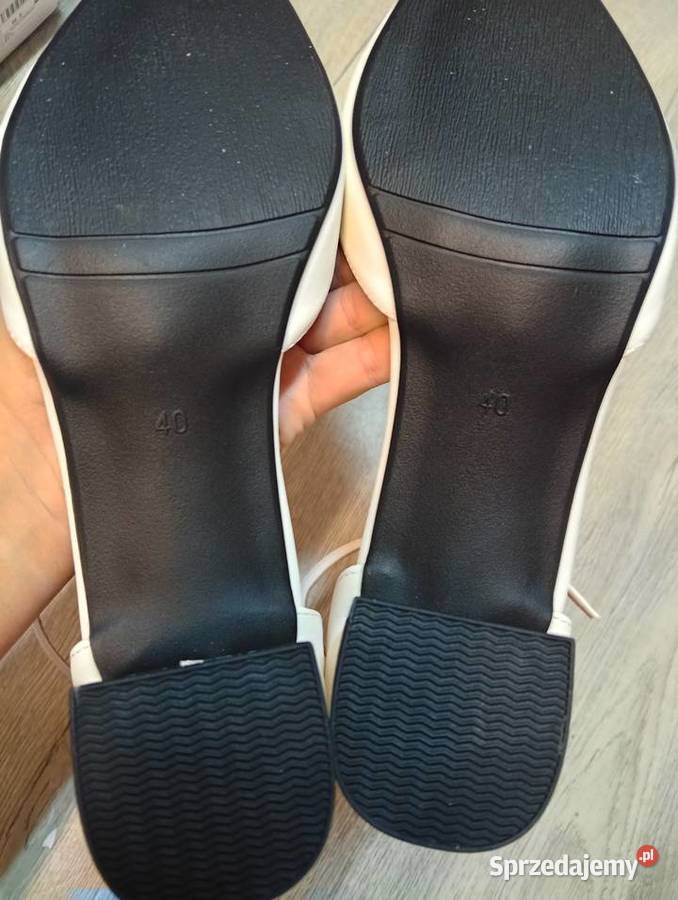 40 Ekskluzywne białe czółenka wieczorowe z 25.5cm