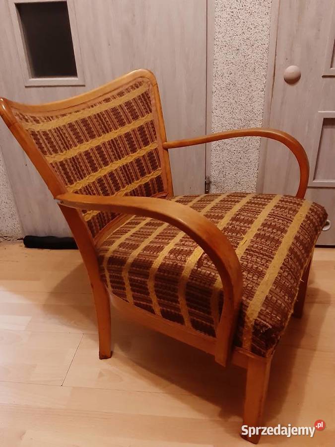 Śliczny atrakcyjny 50-letni fotel