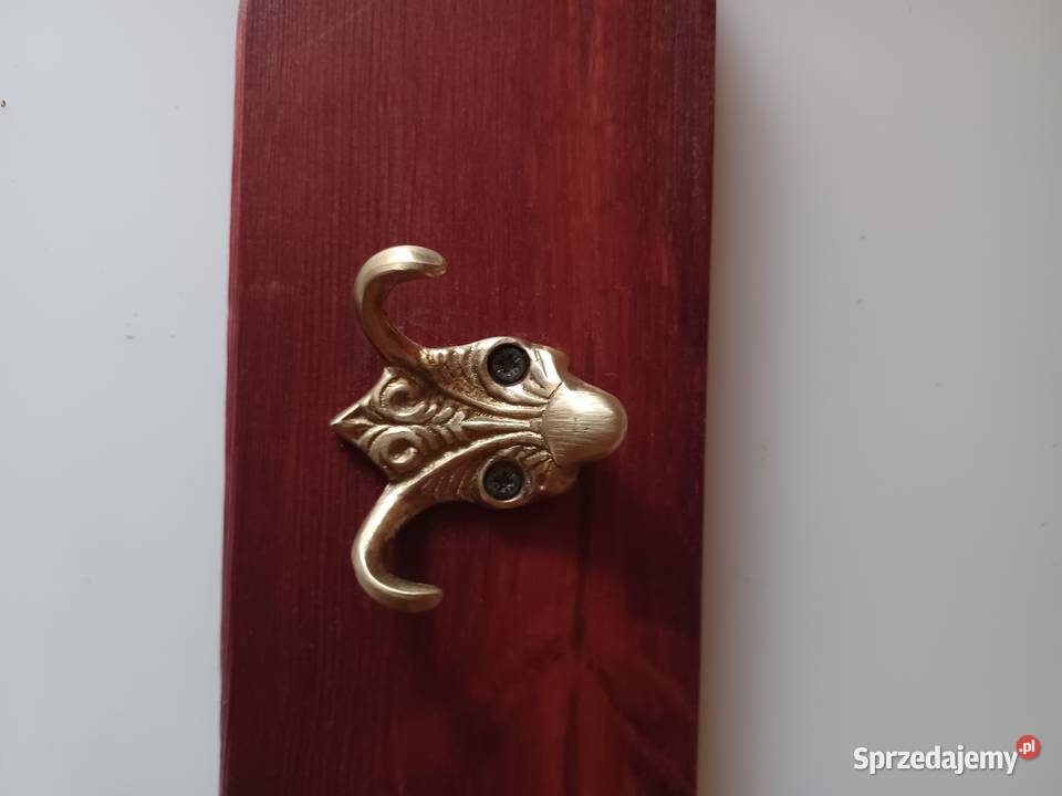 Mosiężne masywne piękne wieszaki na desce Poznań