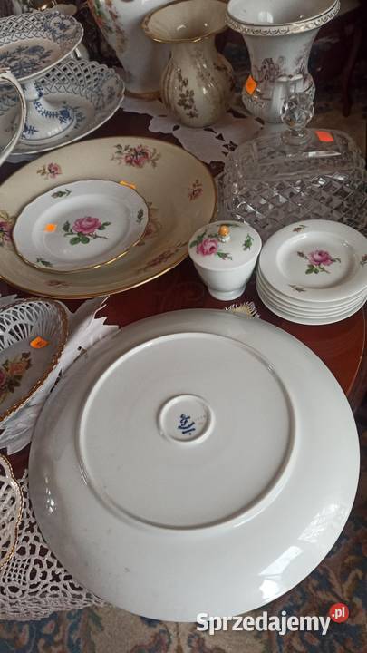 Patera z bordową różą
Na białej porcelanieSyg pomorskie Gdańsk