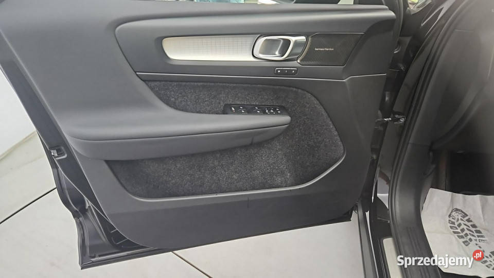 Volvo XC 40 B4 Plus Dark aut Z Polskiego Salonu Warszawa