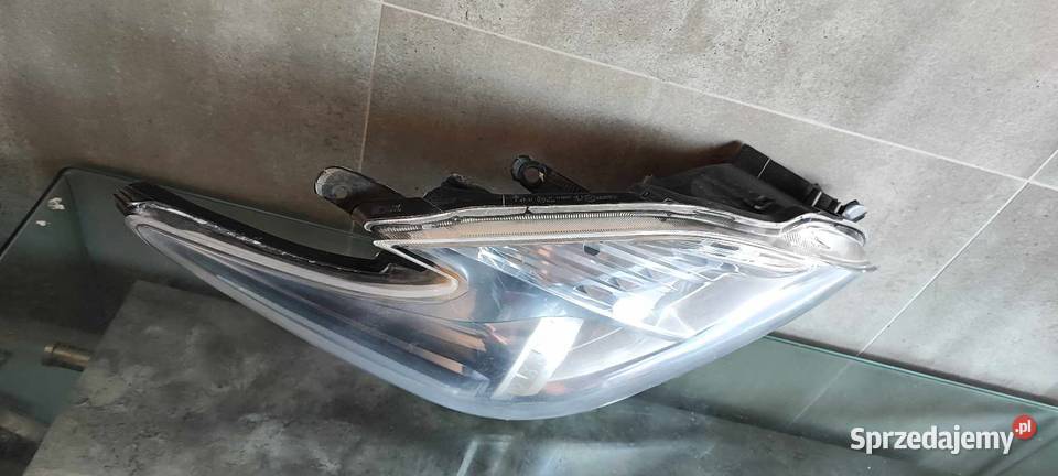TOYOTA PRIUS 3 XW30 PRAWA LAMPA PRZÓD Ostroróg