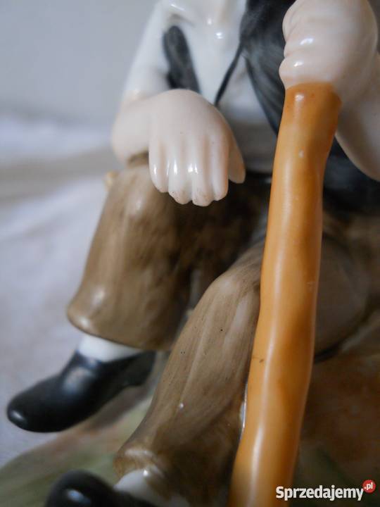 Figurka z porcelany sygnowana FOREIGN siedzący mazowieckie