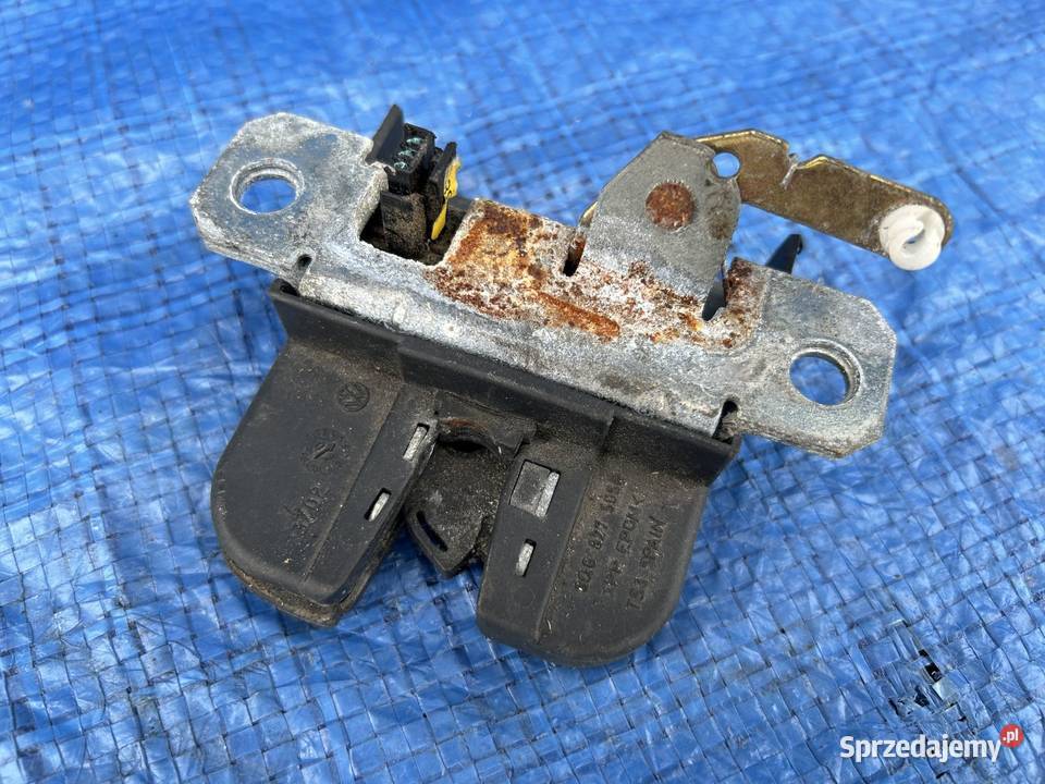 VW POLO 9N ZAMEK KLAPY TYŁ BAGAZNIKA 6Q6827505B Bolesławiec
