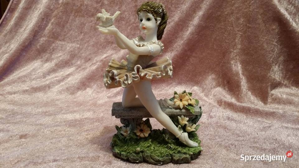 Figurka stara dziewczynka z ptaszkiem sygnowana Kraków