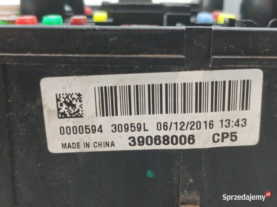 SKRZYNKA BEZPIECZNIKÓW 39068006 12 B Opel Corsa