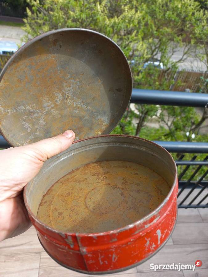 Stara puszka z malowidłem piratów na pokrywie Piastów