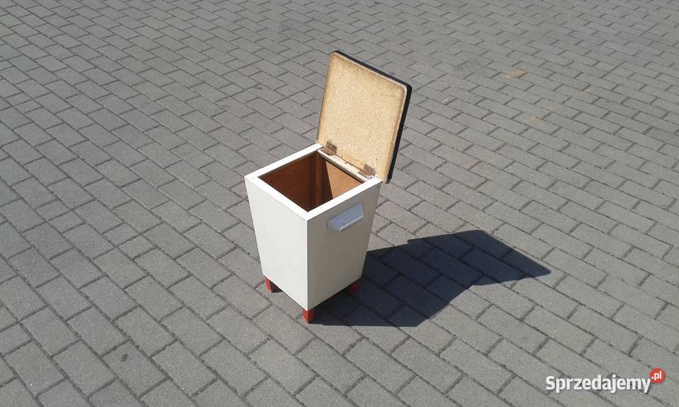 Ciekawy drewniany taboret ze schowkiem design
