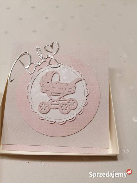 Narodziny dziecka sztalugowa w pudelku