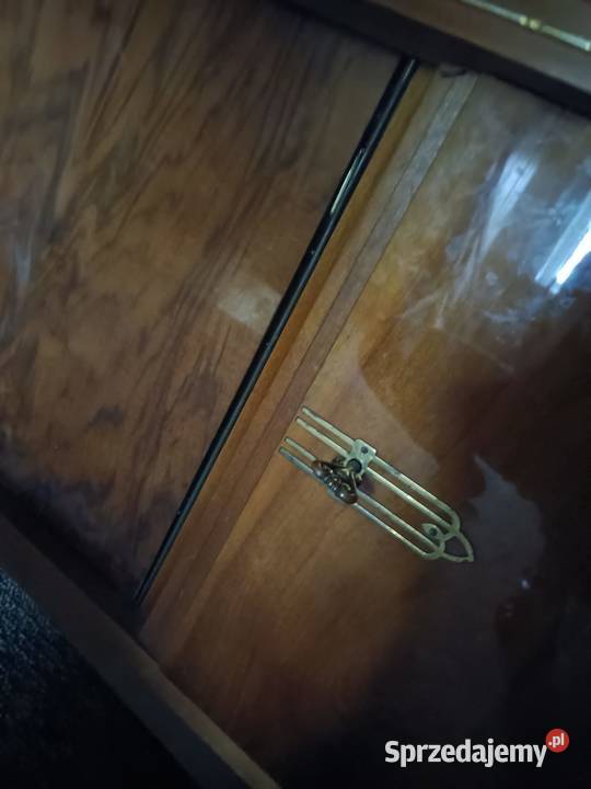 Zabytkowy kredens Lubań