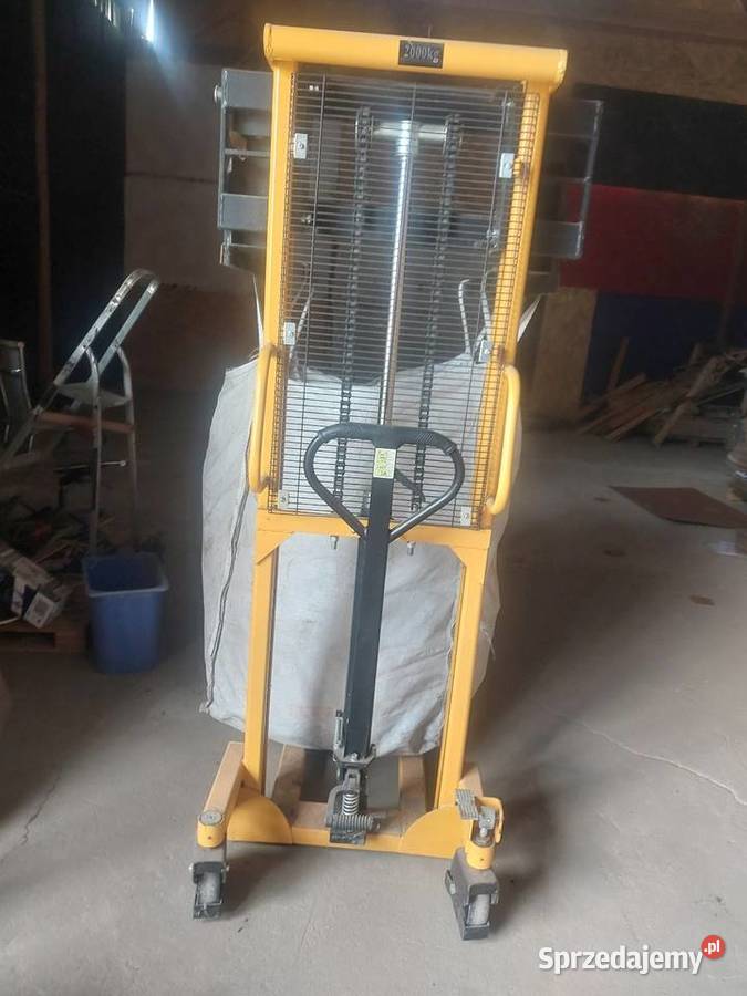Paleciak masztowy podnoszony hydraulicznie