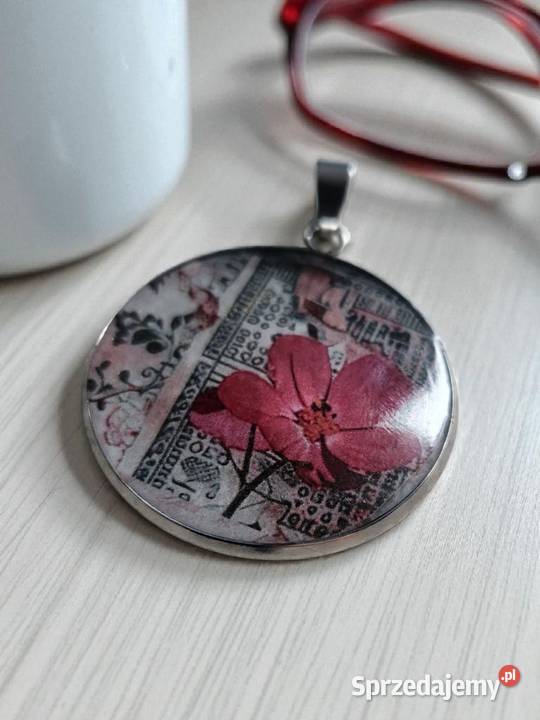 Naszyjnik z wisiorkiem z żywicy z motywem Sanok sprzedam