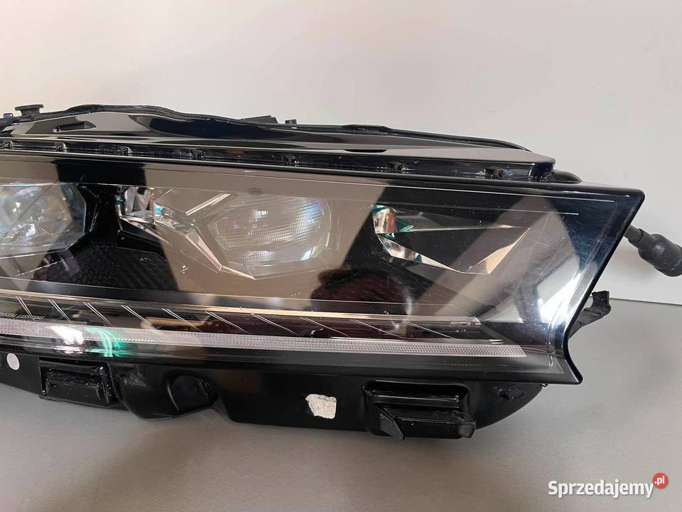 SKODA SUPERB IV CRYSTAL LIGHTING FULL LED PRAWA Ostroróg