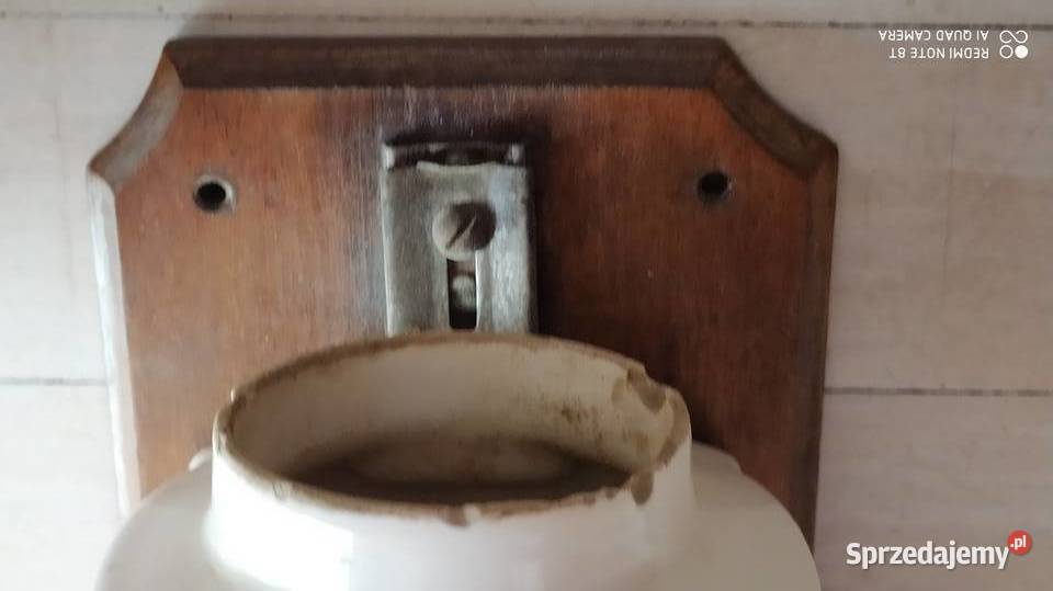 stary ręczny młynek do kawy pieprzu wiszący