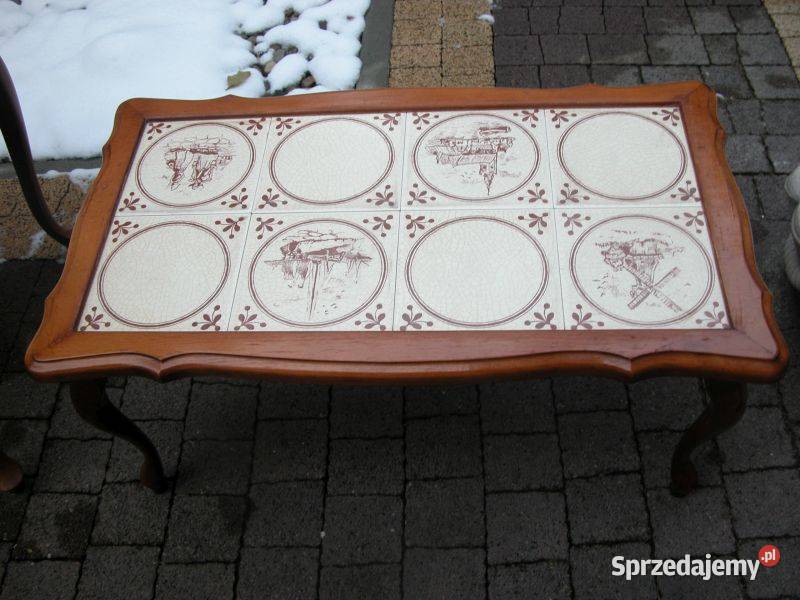 mały stolik z ceramiką dziecka na giętych nogach