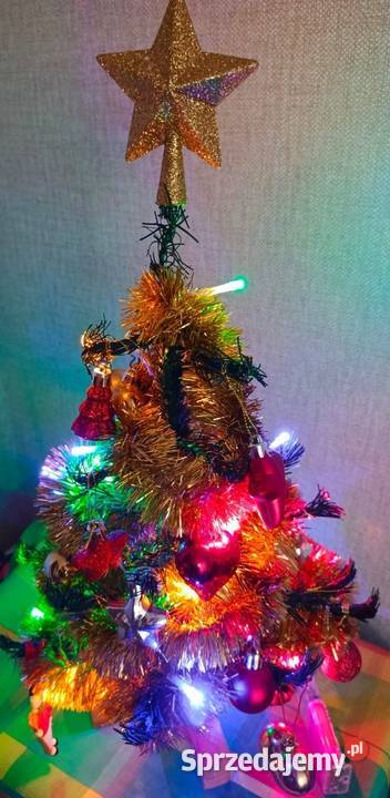 Mała sztuczna choinka z bombkami i oświetleniem Łódź