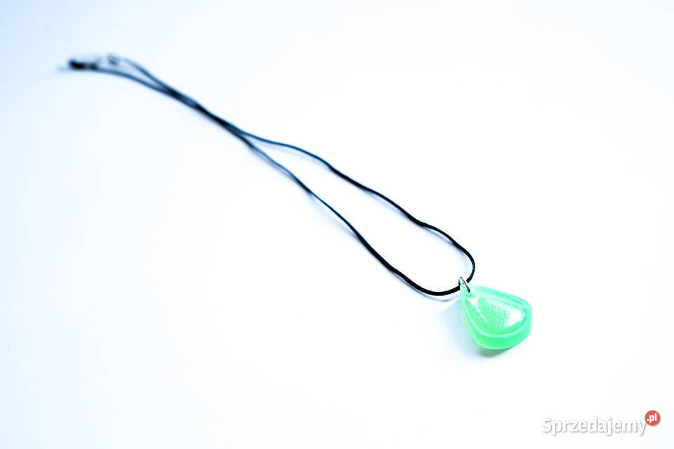 Zielony wisiorek łezka świecący w ciemności i UV Naszyjniki mazowieckie Warszawa