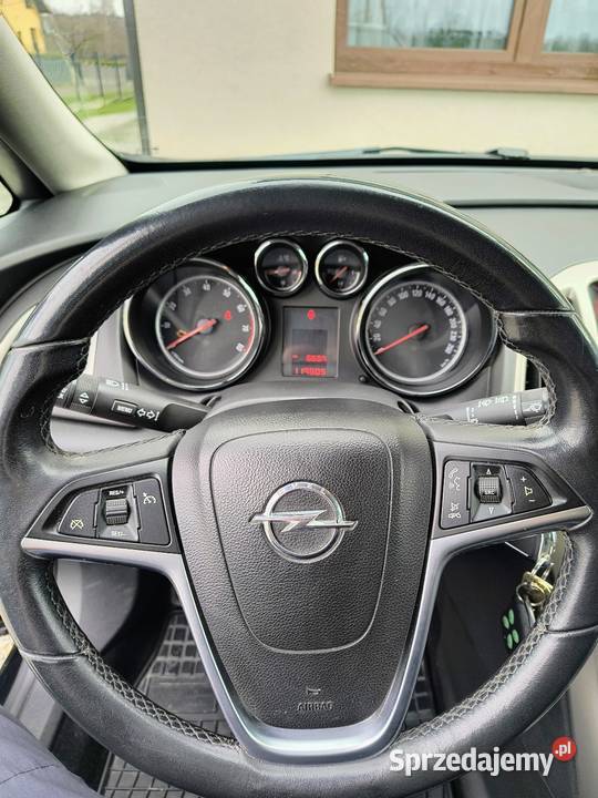 Opel Astra J 2011 czarny Pierściec sprzedam