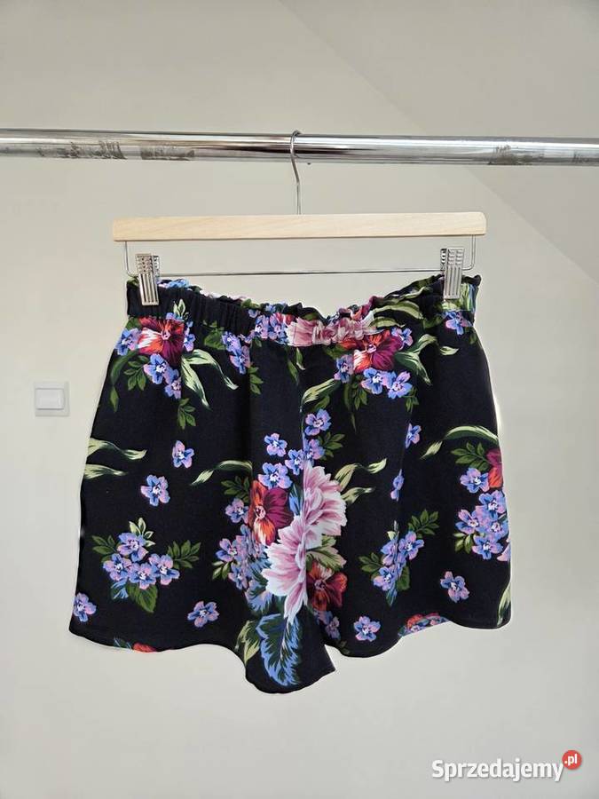 Granatowe spodenki shorty w kolorowe kwiaty Liszki