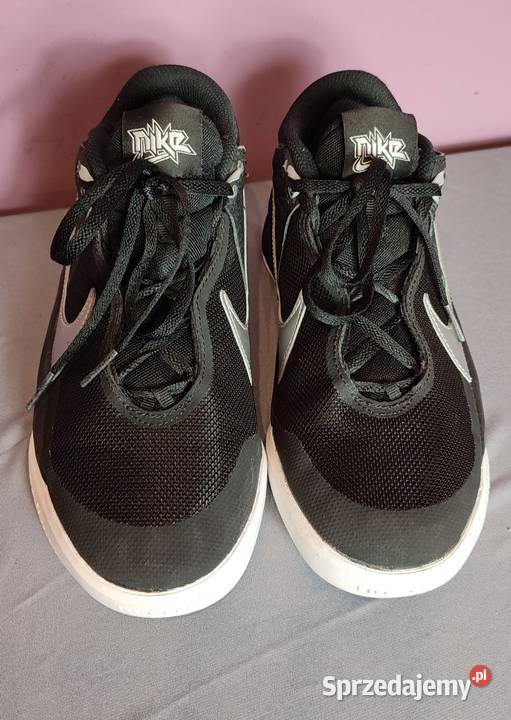 Buty Nike Team Hustle do koszykówki rozmiar 375 Koszykówka Jasień