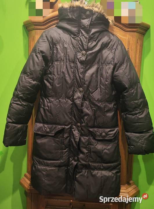 Czarna ciepła kurtka zimowa z kapturemkołnierz