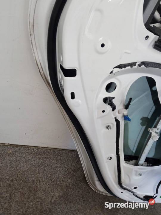 DRZWI LEWE TYŁ 040 Toyota Yaris IV 2020 Części samochodowe