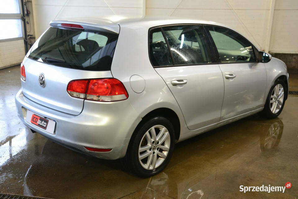 Volkswagen Golf 16 tdi 105 nawigacja parktroniki Rok produkcji 2010
