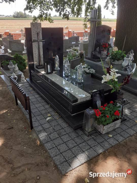 Układanie Kostki Wokół Nagrobka Pomnika Ostrów Wielkopolski
