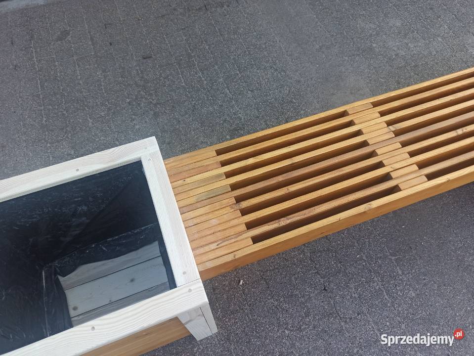 Drewniana donica ogrodowa z siedziskiem Skierdy