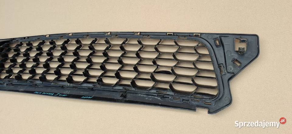 DACIA DUSTER I LIFT KRATKA ZDERZAKA PRZÓD ATRAPA Bieleń