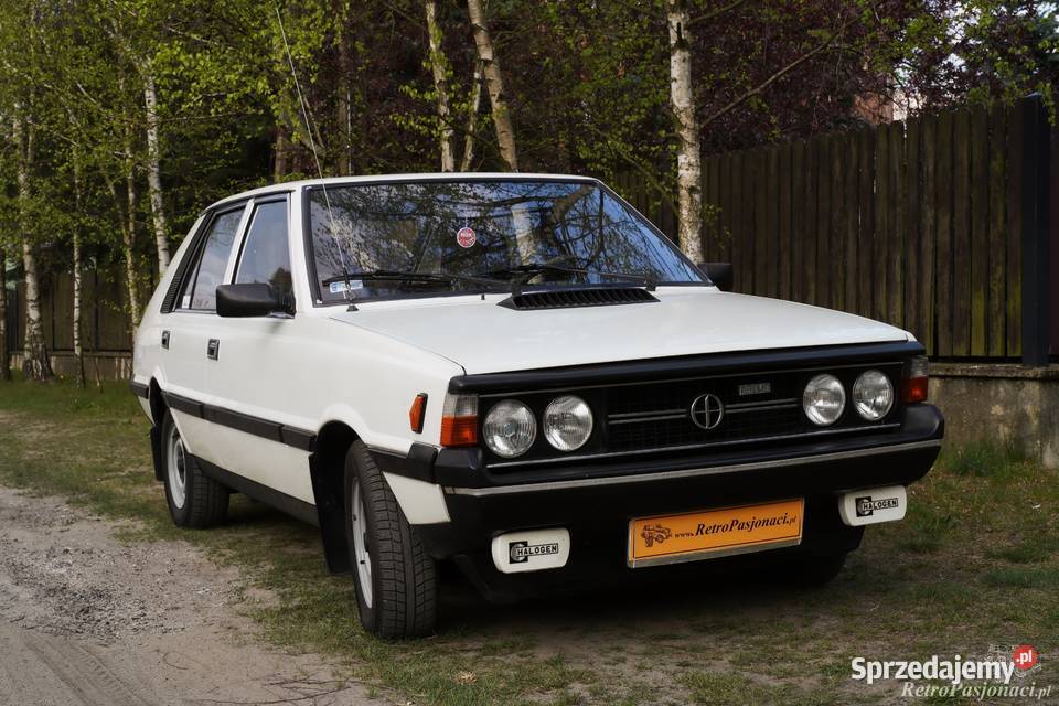 Zabytkowy złoty Mercedes do ślubu
