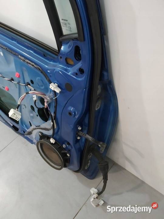 DRZWI LEWE PRZÓD 8T0 Toyota Yaris II 20052011