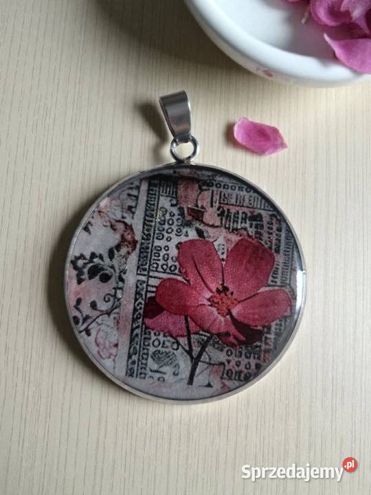 Naszyjnik z wisiorkiem z żywicy z motywem Sanok sprzedam