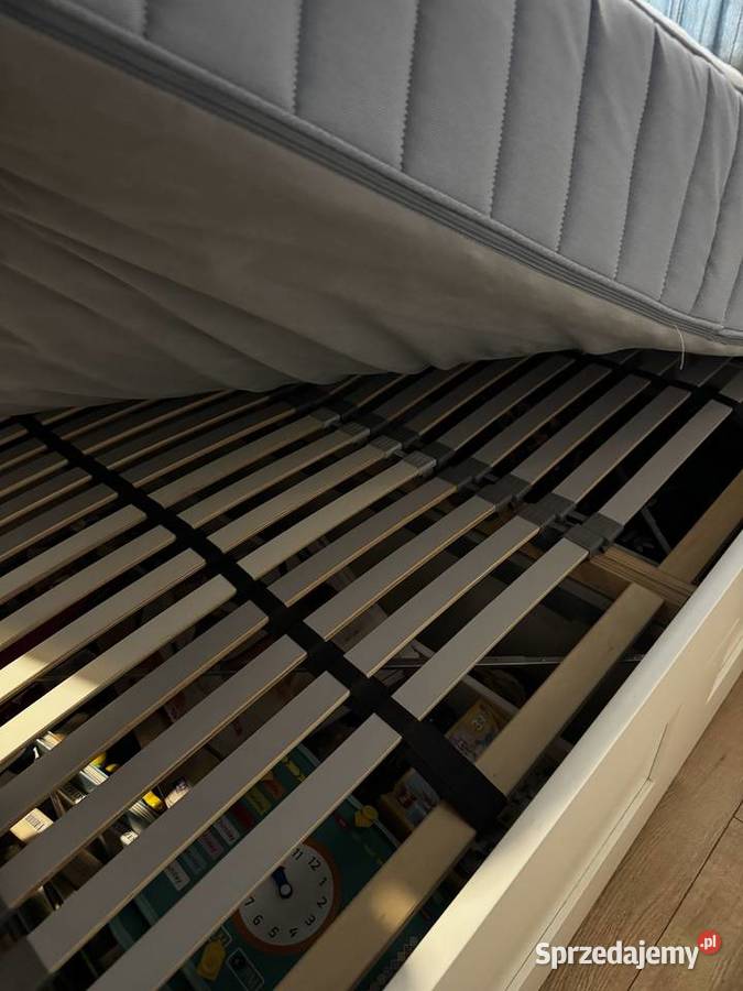 Białe łóżko z wbudowanymi 4 szufladami materac Tarnów