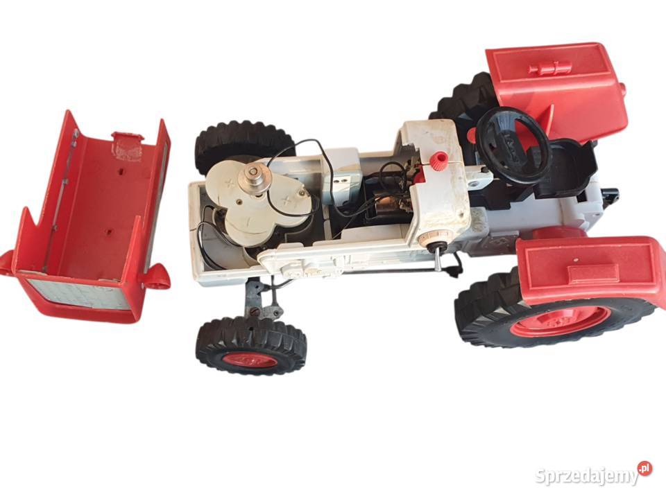 Stary model traktor z przyczepą ITES Cieszyn