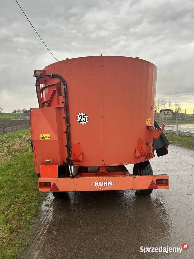 Wóz paszowy paszowóz Kuhn Do hodowli zwierząt śląskie Tychy