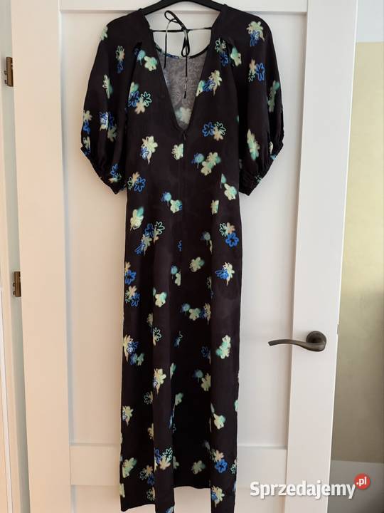 Sukienka Bimba y Lola s czarna w kwiaty na zamek Częstochowa