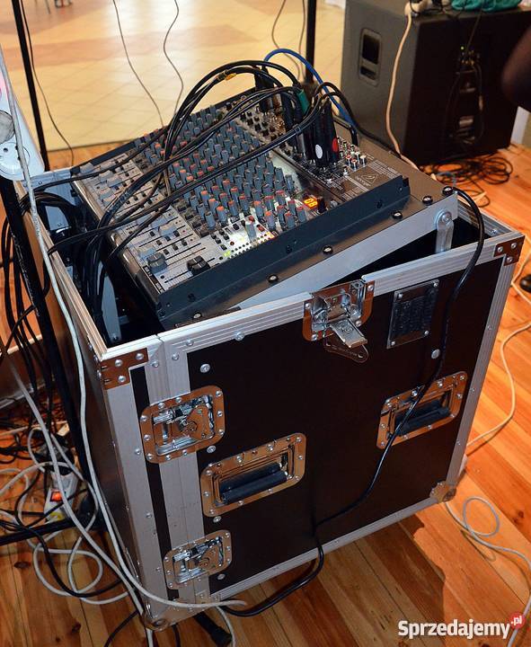 Mikser Behringer case z mocowaniem 19 Wołów