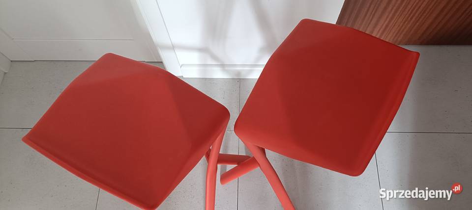 Piękne designerskie czerwone hokery barowe mazowieckie