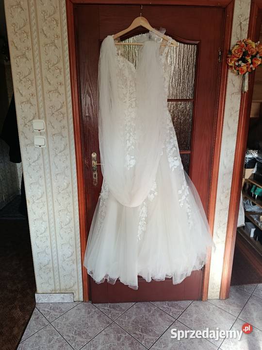 Suknia ślubna z welonem
