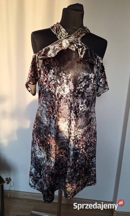 Piękna welurowa sukienka hiszpanka z odkrytymi sprzedam