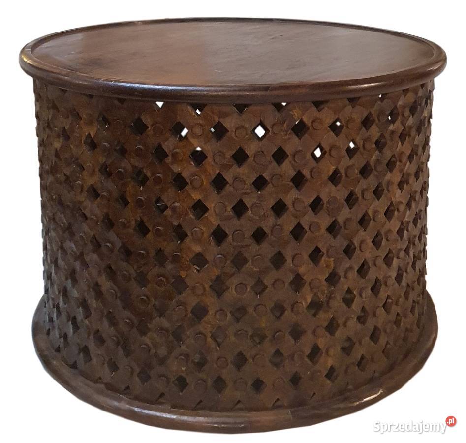 Ażurowy brązowy drewniany okrągły stolik kawowy